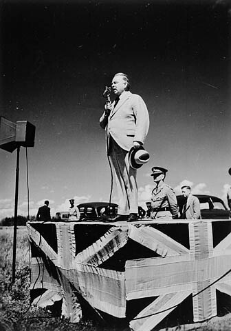 Mackenzie King addressing an outdoor audience on his Western Tour, 1941 / Mackenzie King prononçant un discours à l’extérieur dans le cadre de sa tournée des provinces de l’Ouest, 1941
