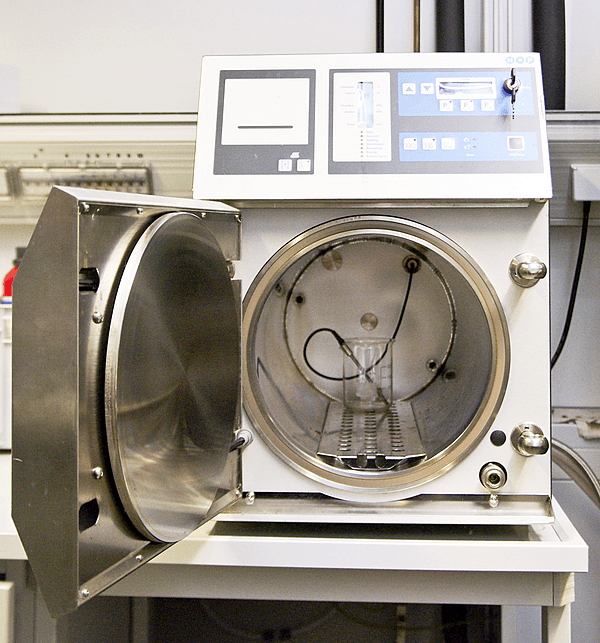 Laboratory autoclave (cropped)