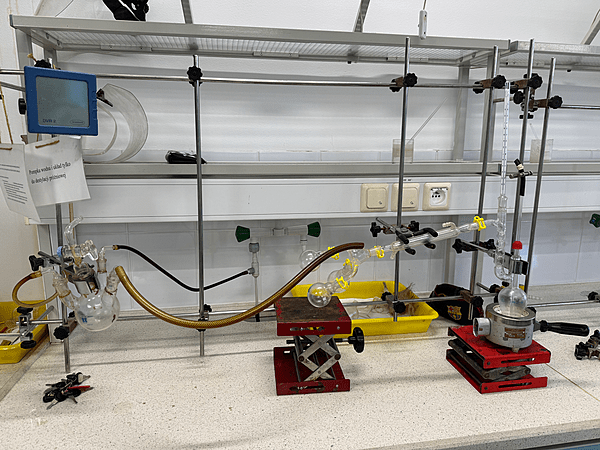 Laboratory vacuum distillation apparatus on a benchtop