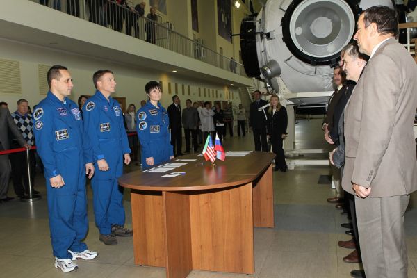 Expedition 42/43 during their final exams at Star City