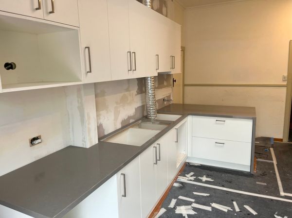 Kitchen renovation 6/9: Benchtop installed