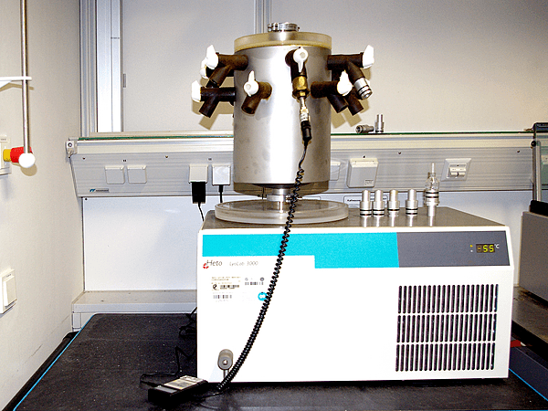 Benchtop freeze-drier